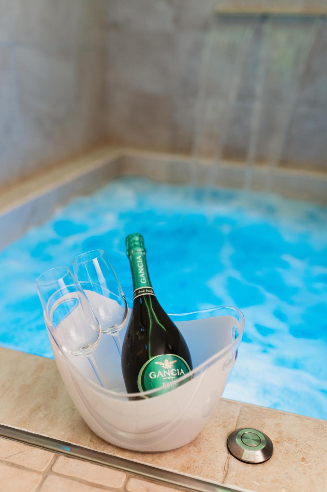 Luxuite Spa Con Piscina E Jacuzzi 阿尔贝罗贝洛 外观 照片